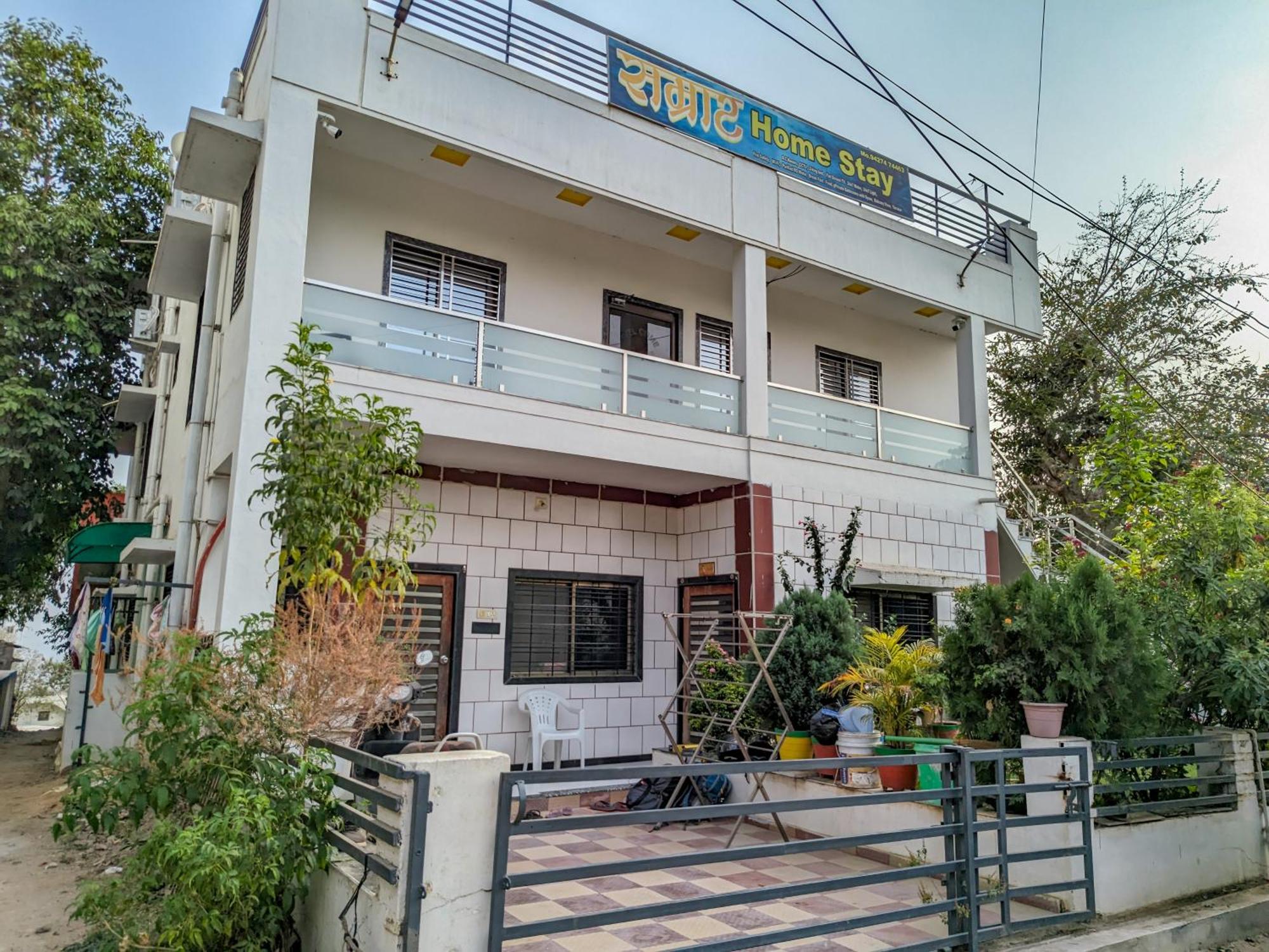 Samrat Homestay Garudeshwar Buitenkant foto